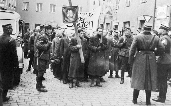 Unter dem Kommando von NSKK-Brigadeführer Müller-Seyffert formiert sich der "Marschzug" auf dem St. Georgenplatz.