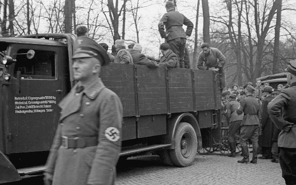 NSDAP-Kreisleiter Wolfgang Weigert koordniert die Deportationen nach Dachau.