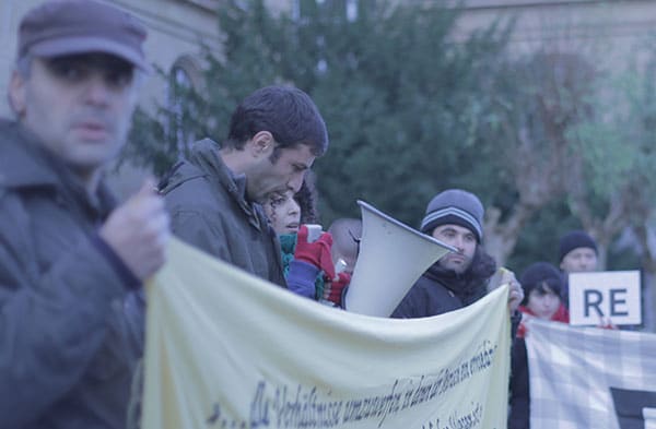 Mohammad Kalali (2. v.l.) hat gegen die Residenzpflicht verstoßen - und sieht nicht ein, dafür bestraft zu werden. Fotos: Liese