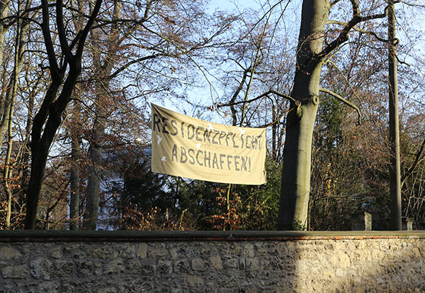 Die Demonstranten hingen im Dörnbergpark ein Transparent mit der Aufschrift „Residenzpflicht abschaffen" auf.