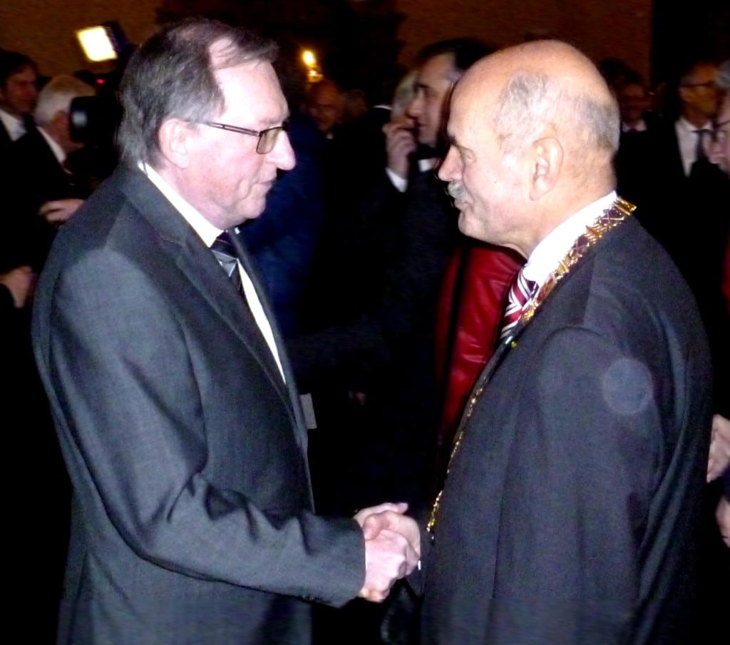 Beim Neujahrsempfang der Stadt Regensburg schüttelte Karlheinz Götz (li.) viele Hände. Seine Doktorarbeit war indes in aller Munde. Foto: as