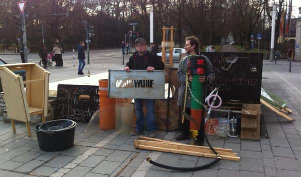 Musste den Europabrunnendeckel diese Woche endgültig räumen: Jakob Friedl (re.). Formal ist der Ort jetzt eine Bautelle für die Schaidinger-Bodensprinkleranlage. Foto: as