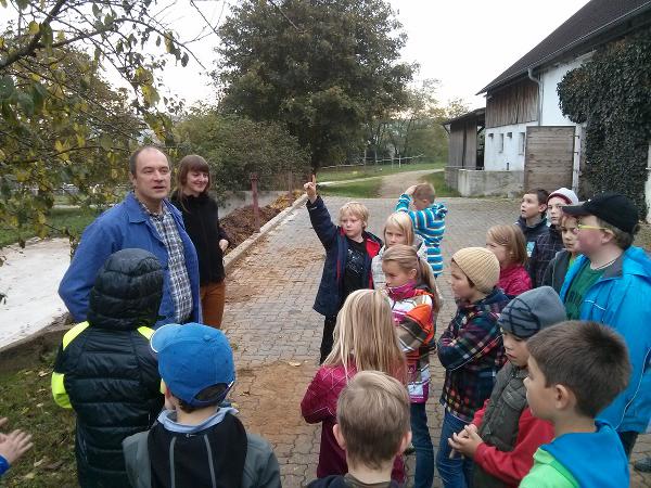 Wo kommt das Essen eigentlich her? Schüler auf dem Bioland-Hof von Landwirt Hannes Eichinger. Foto: Phoebe Ploedt