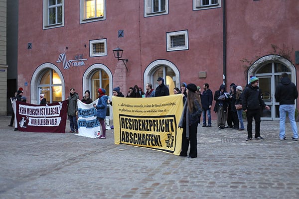 Bereits vor Sitzungsbeginn fand eine Kundgebung vor dem Verwaltungsgericht statt.