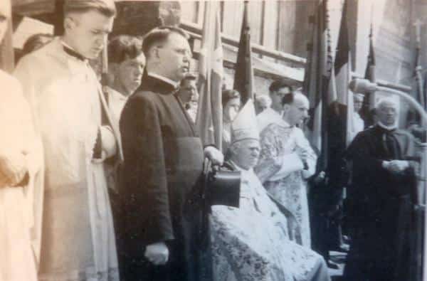 Weihbischof Höcht (sitzend): Erst stellte er Herrmann einen Persilschein aus, 1954 durcfte er den verhängnisvollen Querbau des Koolpinghauses eröffnen. Foto: privat