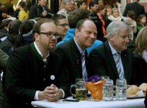 Feiert gern mit den Reichen und Schönen: Peter Kittel zwischen JU-Chef Michael Lehner und Ministerpräsident Horst Seehofer. Foto: Archiv/ Baumgärtner