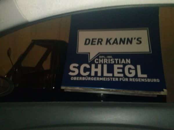 "SCHREI MICH NICHT SO AN, ICH WÄHL DICH JA SCHON!!!" - Christian Schlegls wenig dezentes Wahl-Mobil. (Foto: hb)
