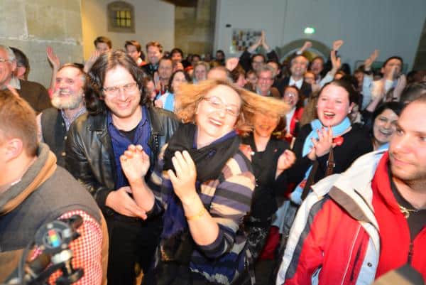 Erste Hochrechnungen trudeln ein: Jubel unter den SPD-Anhängern. Foto: Staudinger