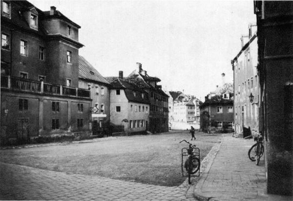 Blick nach Norden über die Donau auf den historischen Hunnenplatz. 1966 waren alkle Gebäude mit Ausnahme der Nummer abgebrochen worden. Foto: Foto: Edition Bunte Hunde