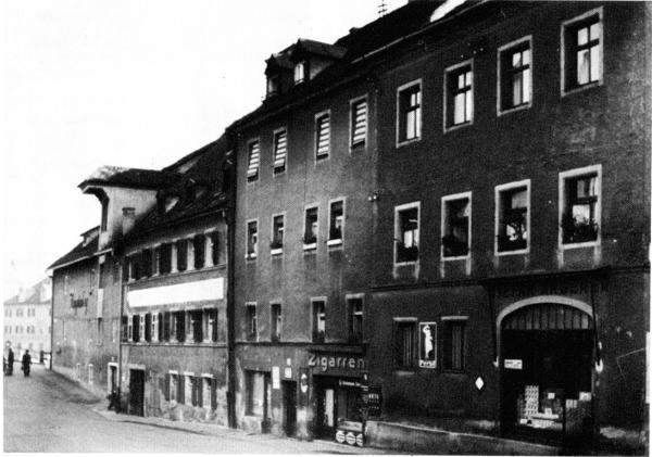 Abgebrochen: Die Gebäude am östlichen Georgenplatz. Blick nach Norden über die Donau auf die Eiserne Brücke.  Foto: Edition Bunte Hunde