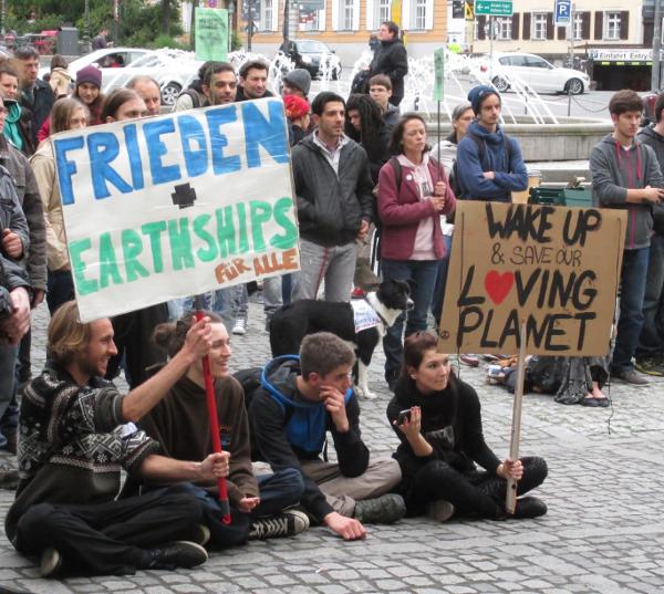 Montag, 18 Uhr, Bismarckplatz: "Frieden und Earthships für alle."