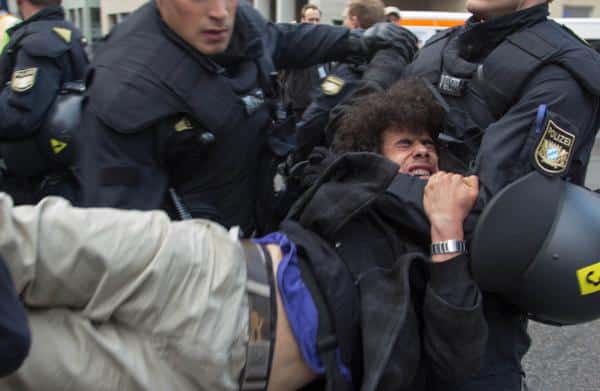 Anwendung eines schulmäßigen Polizeigriffs oder nicht? Festnahme von Hedayatzadeh am Münchner Rindermarkt Juni 2013.