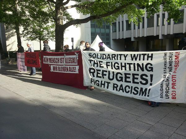 Protest vor dem Gerichtsgebäude: Gegen einen der Hungerstreikenden wird seit Montag in München verhandelt.