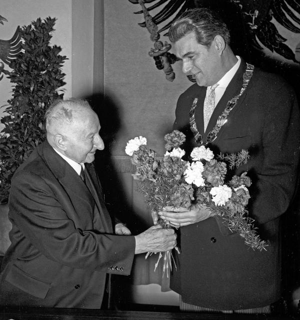 1962: OB Rudolf Schlichtinger (re.) verleiht die Silberne Bürgermedaille an Josef Engert. Foto: Fotostelle Stadt Regensburg