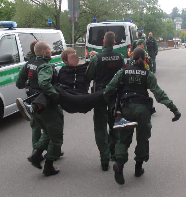 Räumung der Sitzblockade am Pfaffensteinsteg. 54 Demonstranten wurden wegen Nötigung vorläufig festgenommen. Foto: as