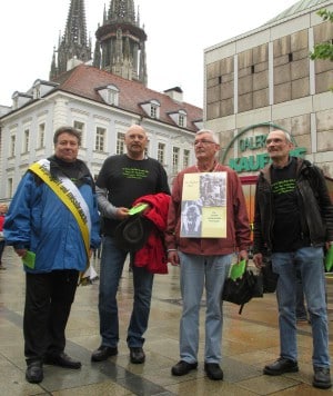 „Im Bistum Regensburg wurde von Anfang an alles getan, um die schrecklichen Geschehnisse kleinzureden und unter den Teppich zu kehren.“ Die ehemaligen Domspatzen Udo Kaiser, Georg Auer, Alexander Probst und Michael Sieber beim Katholikentag 2014 in Regensburg. Foto: Archiv/ as