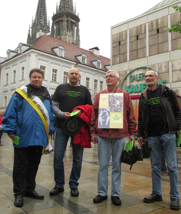 „I„Für unsere Seelen und unsere Herzen hätten wir uns etwas anderes erwartet.“ Die ehemaligen Domspatzen Udo Kaiser, Georg Auer, Alexander Probst und Michael Sieber demonstrierten gemeinsam bei der Eröffnung des Katholikentages in Regensburg. Sie haben das Vertrauen in das Bistum schon längst verloren. Foto: as