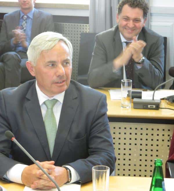 Die Grünen bekommen mit Jürgen Huber einen Bürgermeister und ein eigenes Umweltreferat, im Gegenzug treten sie Aufsichtsratsposten an die FDP (im Hintergrund Fraktionschef Horst Meierhofer) ab. 