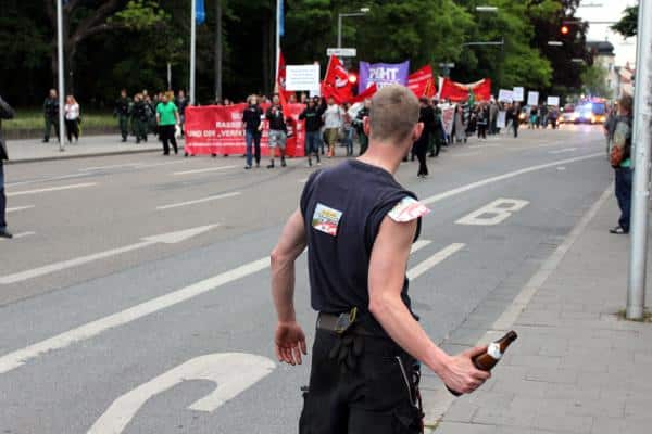 NPD-Flyer und Bierflasche. Betrunkene Pöbler am Bahnhof.