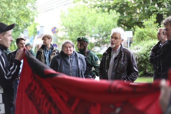 „Linksfaschisten.“ Diskussion nach der AfD-Veranstaltung.  Foto: ld