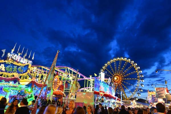 Zum Zuschlagen nochmal unters Riesenrad zurückgekehrt: Die Polizei sucht eine rassistische Gewalttäterin. Foto: Staudinger