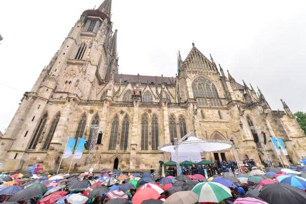 Nasskaltes Wetter trübte die Eröffnung. Foto: Staudinger