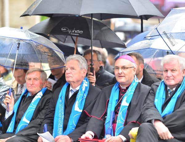 „Event, der alle zu einer großen Feier unter einen Hut bringt.“ Bischof Rudolf Voderholzer (eingerahmt von ZdK-Präsident Alois Glück, Joachim Gauck und Horst Seehofer). Foto: Staudinger