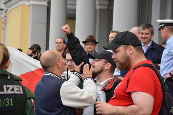 Zuletzt „bekennender Buddhist“, am Dienstag pöbelnder Neonazi: Andreas D. (mit hochgereckter Faust), Regensburger NPD-Chef in spe. Foto: as