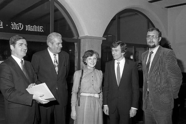 1979: Oberbürgermeister Friedrich Viehbacher verleiht zum ersten Mal den Josef-Engert-Preis. Foto: Fotostelle Stadt Regensburg