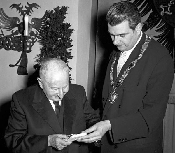 1962 SPD-Oberbürgermeister Rudolf Schlichtinger verleiht Josef Engert die Silberne Bürgermedaille. Foto: Fotostelle Stadt Regensburg