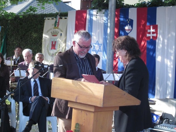 Ehrung für Regensburgs Antiquar Reinhard Hanausch in Gusen. Martha Gammer, Präsidentin des „Gedenkkomitee Gusen“ verleiht die Ehrenmitgliedschaft und die Gedenkplakette. 