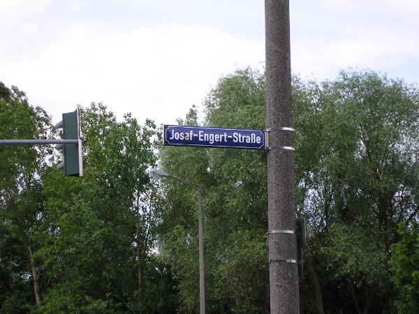 Sichtbares Andenken bei der Universität: Die Josef-Engert-Straße. Foto: werner