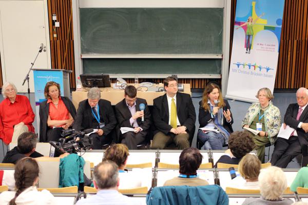 Eine Podium mit einer Meinung: Abtreibungsgegner, Neurechte und Homophobe an der Uni Regensburg.