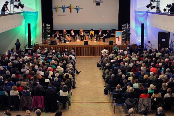 Mehr als 600 Besucher wollten die Diskussion hören. Bischof Voderholzer kam nicht.