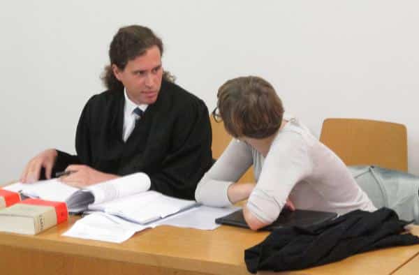 Wurde zu knapp 2.000 Euro Geldstrafe verurteilt: Beate H. mit ihrem Rechtsanwalt Marcel Keienborg. Foto: as