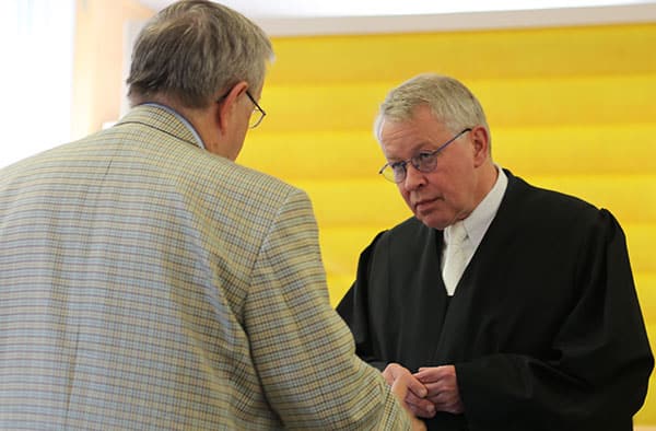 Sieht seinen Mandanten auf der Siegerstraße: Rechtsanwalt Gerhard Strate (re.) im Gespräch mit Wolfgang Eisenmenger. Foto: ld