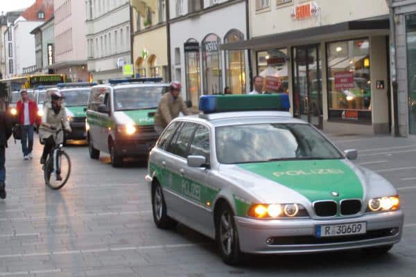 Ein Polizeibus pro zehn Demonstranten: Die Sicherheitsbehörden hatten offenbar mit etwas völlig anderem gerechnet. Fotos: as