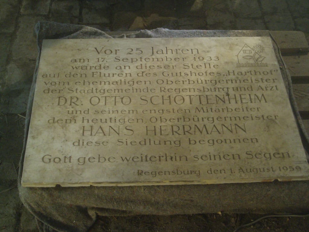 Die 1959 in der Konradsiedlung angebrachte Tafel für Herrmann und Schottenheim im Depot des Historischen Museums. Foto: privat