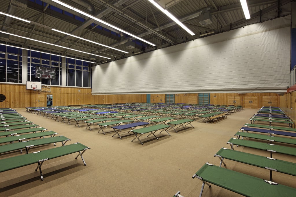 Durch Trennwände besteht die Möglichkeit, kleinere, private Bereiche in der Turnhalle abzutrennen. Foto: Stadt Regensburg.