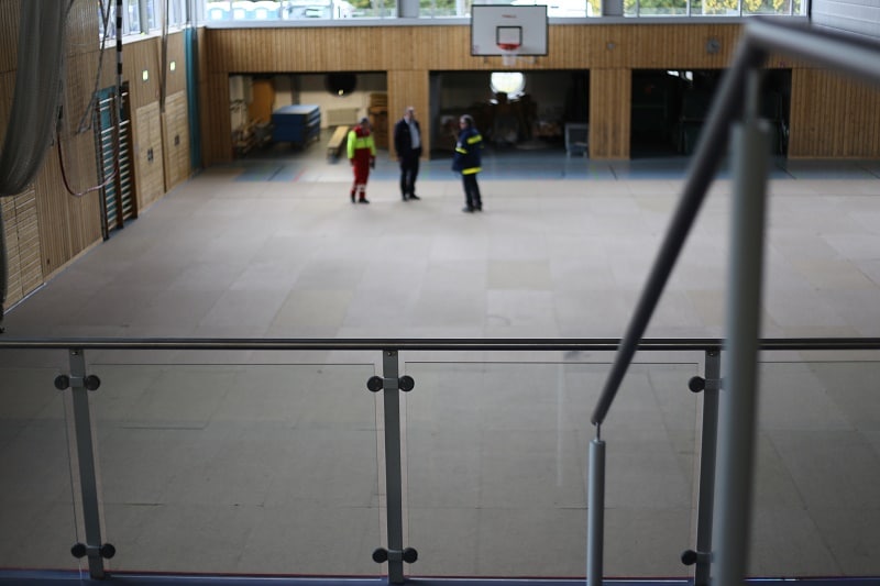 In der Turnhalle der Clermont-Ferrand-Schule werden ab morgen bis zu 200 Flüchtlinge vorübergehend aufgenommen. Fotos: ld.