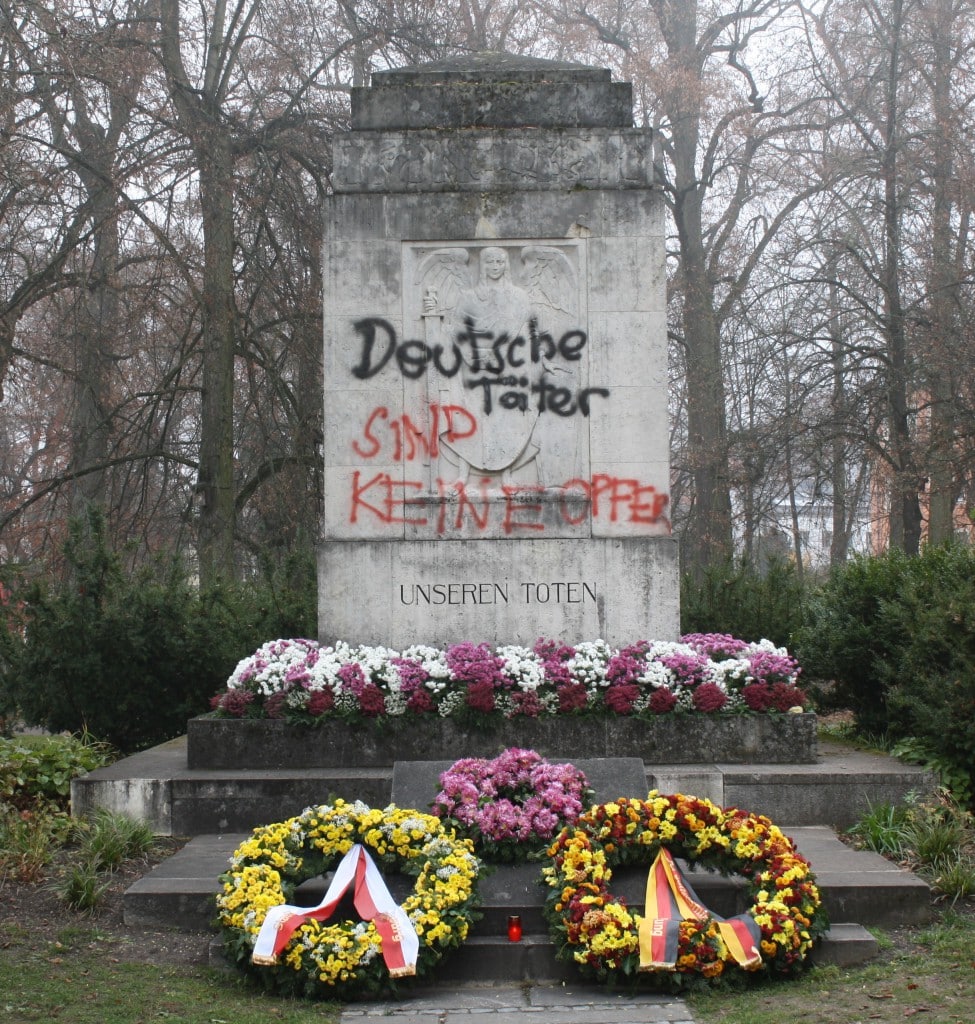 2012: Das Kriegerdenkmal wurde von Unbekannten beschmiert. Foto: Archiv