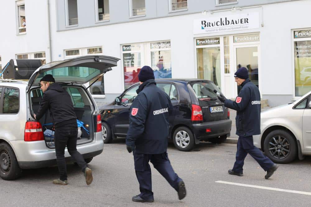 Beamte vom städtischen Ordnungsdienst mussten den Lautsprecherwagen der Demo die ganze Strecke über begleiten. Fotos: ld/ as