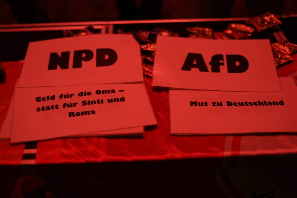 Begleitend zur AfD-Veranstaltung veranstalteten die Jusos auch ein Quiz am Dachauplatz, bei denen Zitate der AfD oder der NPD zugeordnet werden mussten. Foto: ld.