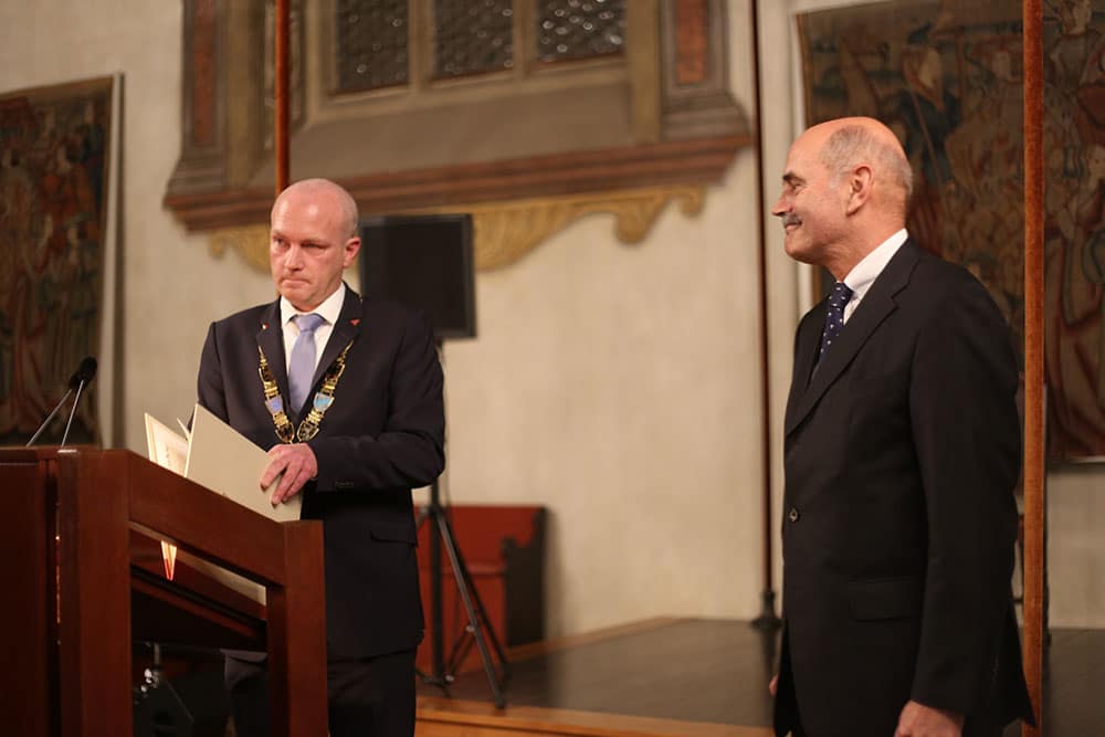 Jetzt beide im Visier der Staatsanwaltschaft: Joachim Wolbergs und Hans Schaidinger (hier bei der Verleihung der Ehrenbürgerwürde an den Alt-OB). Foto: Archiv/ Liese
