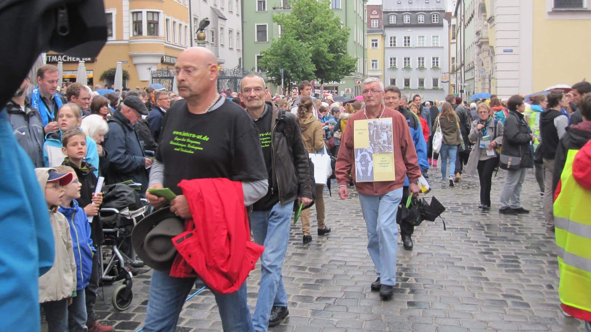 Katholikentag 2014: Missbrauchte Domspatzen demonstrieren für Gerechtigkeit und Aufklärung. Foto: SWR/ Mona Botros