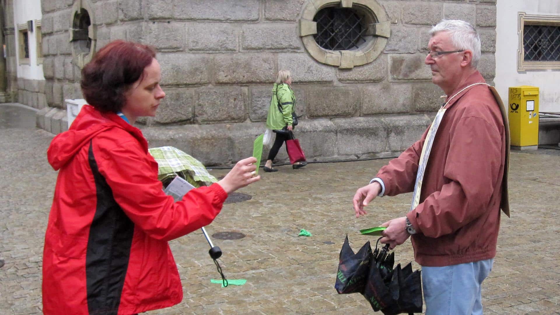 Katholikentag 2014: Georg Auer verteilt Flugblätter, um auf die Missstände im Bistum Regensburg aufmerksam zu machen. Foto: SWR/ Mona Botros