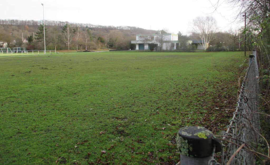 Bei der Sportanlage am Weinweg soll eine Unterkunft für 100 Menschen entstehen. Foto: Archiv/ as