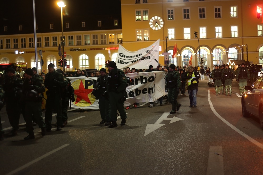 Eine Demonstration gegen das PKK-Verbot und Asylrechtsverschärfungen wurde am Donnerstag von viel Polizei begleitet. Fotos: ld.