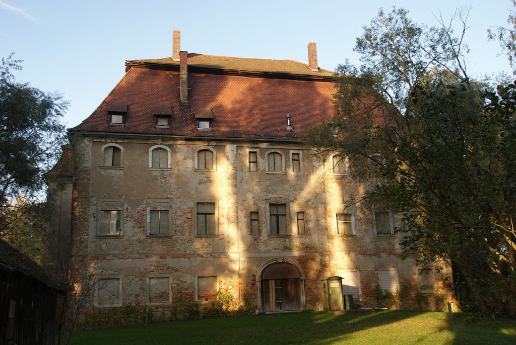 Ist die Landesgartenschau die Rettung für das Pürkelgut? Das fürstliche Haus ließ das Wasserschloss verkommen. Foto: Wikipedia/  Johanning