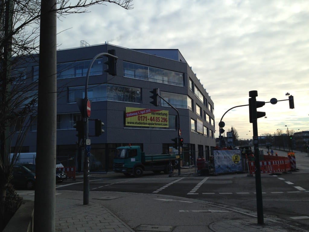 "Die neue Bleibe für Studenten": UNIcentro 2 an der Kumpfmühlerstraße lockt mit Lage an einer Hauptverkehrsstraße und Wúchermieten. Foto: Liese